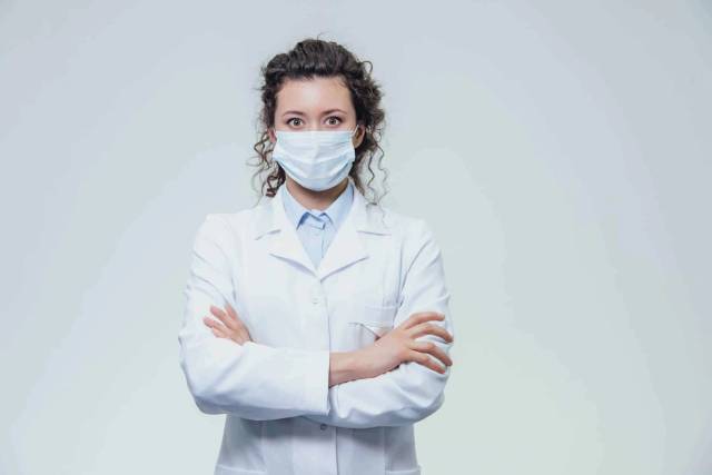 Porter des gants et un masque protège-t-il vraiment du virus ?