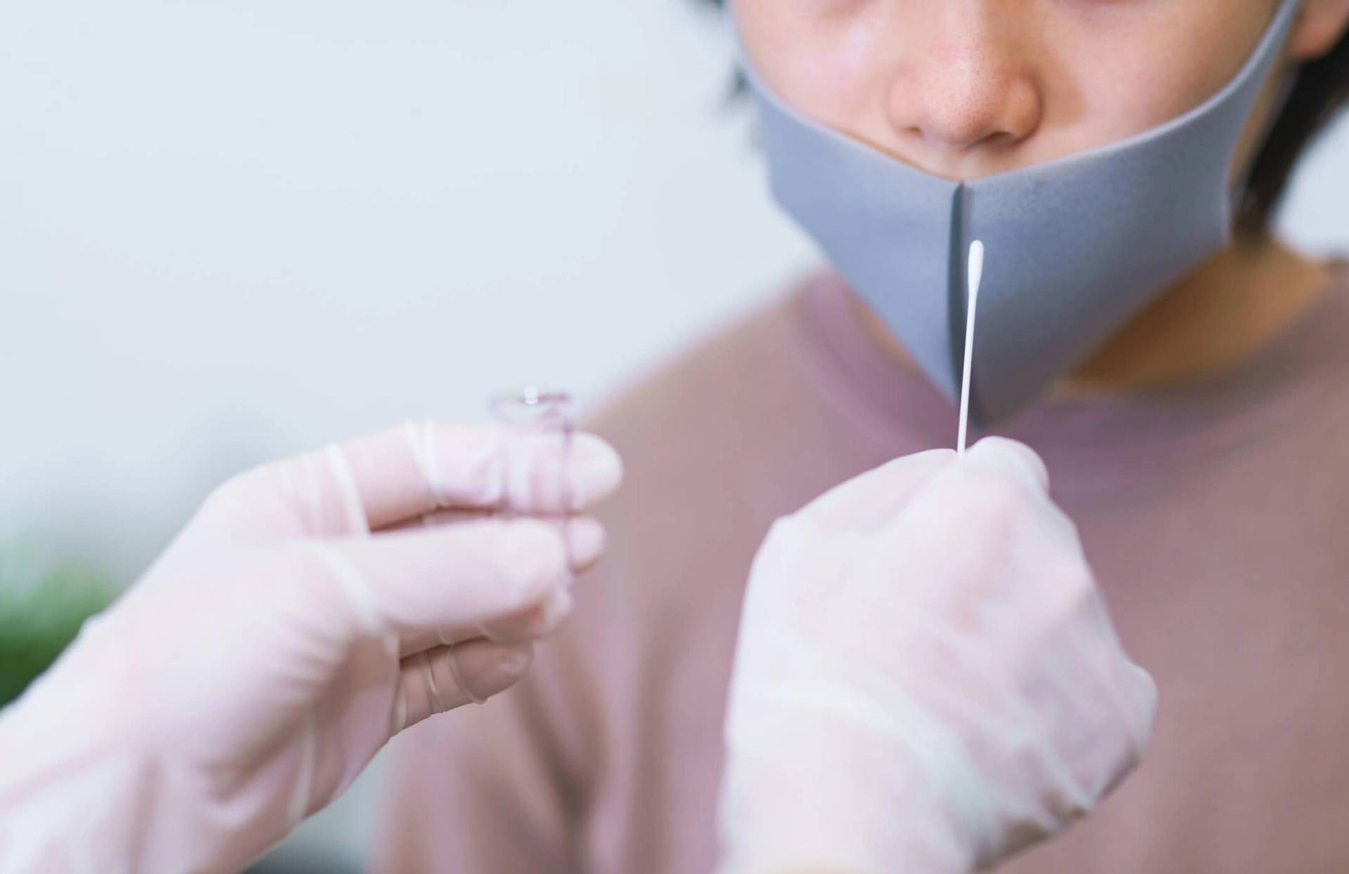Professionnel réalisant un prélèvement nasal.