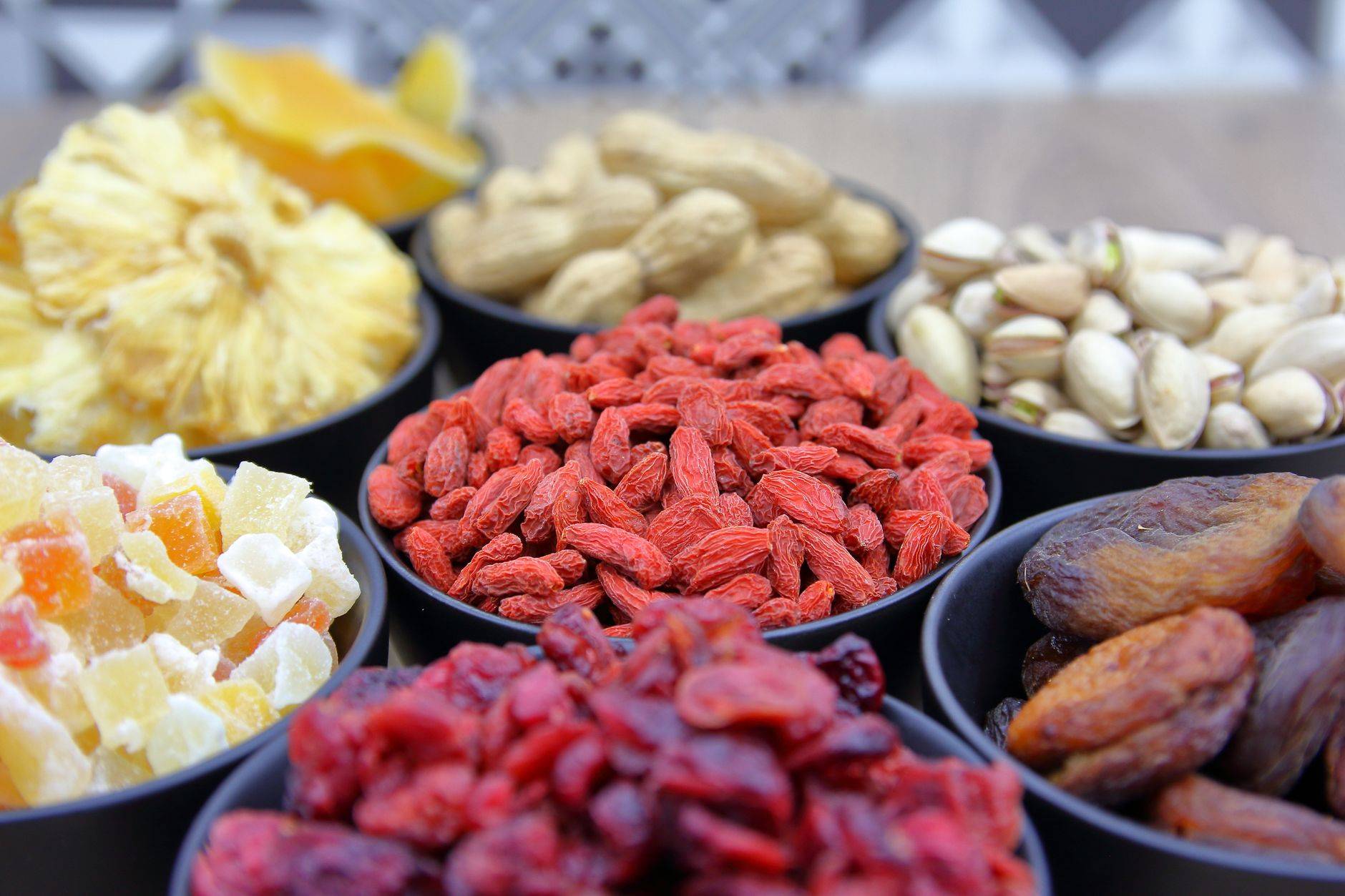 Bols de baies de goji, de fruits séchés et de fruits à coque.