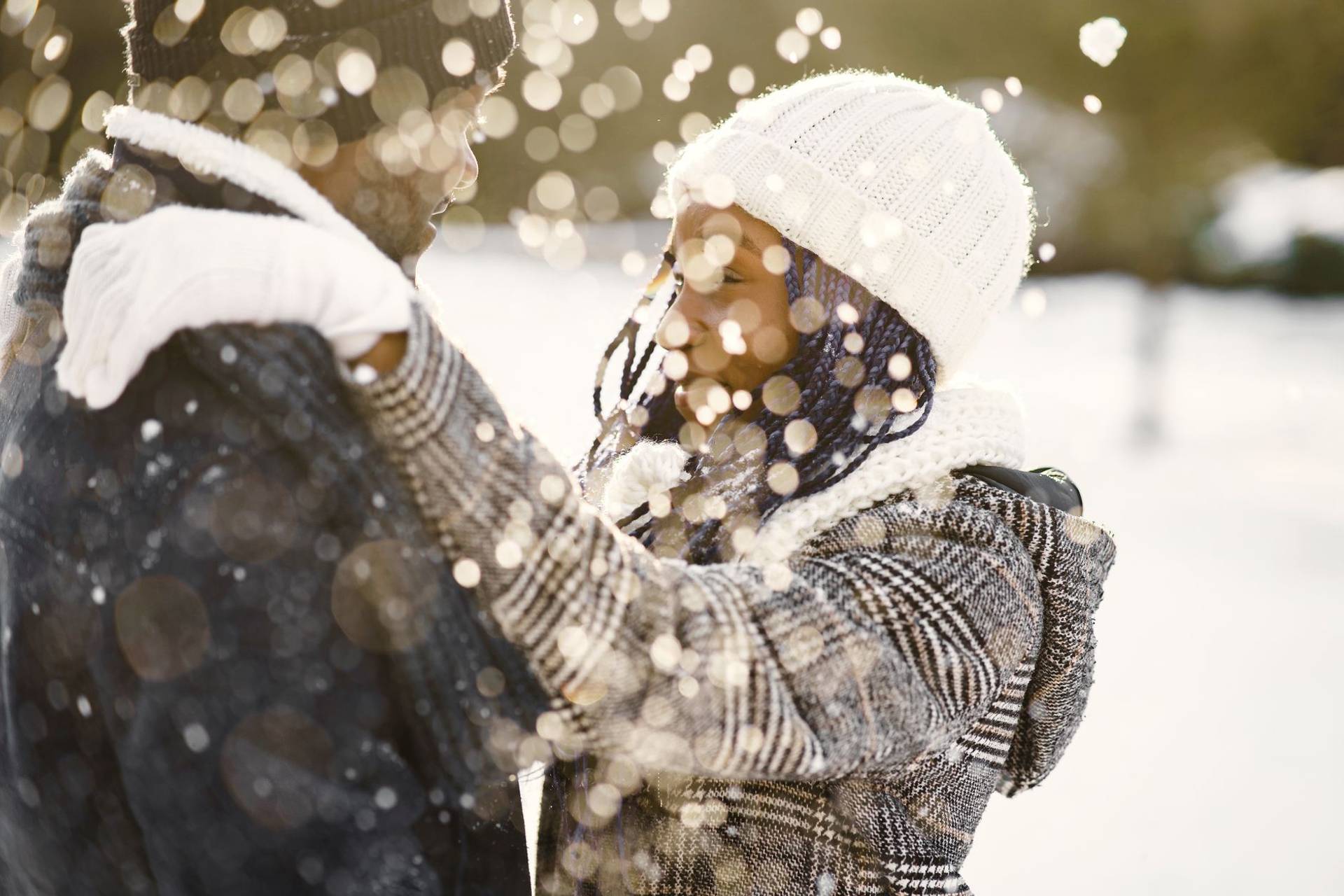 Deux personnes jouant dans la neige.