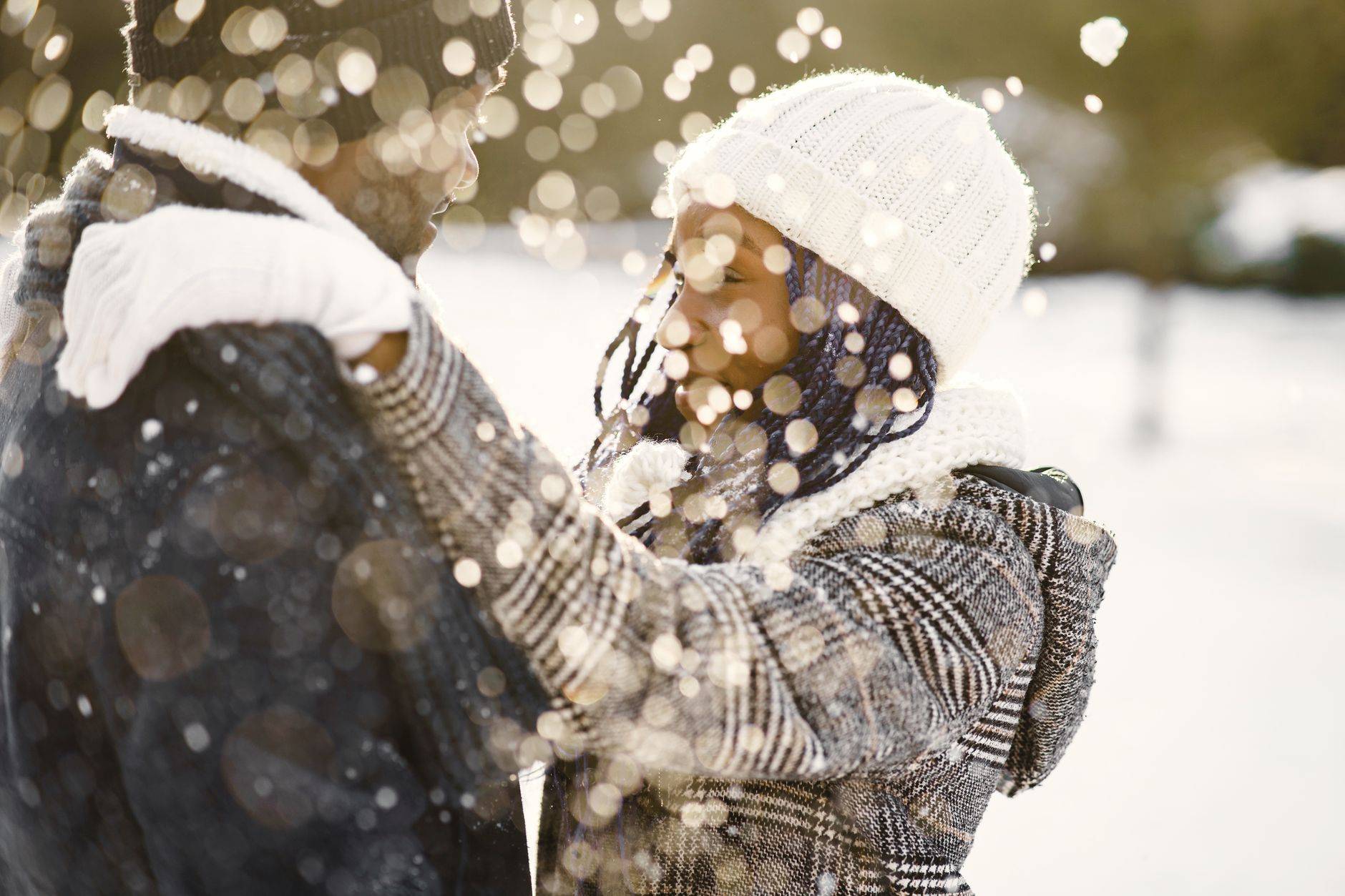 Deux personnes jouant dans la neige.