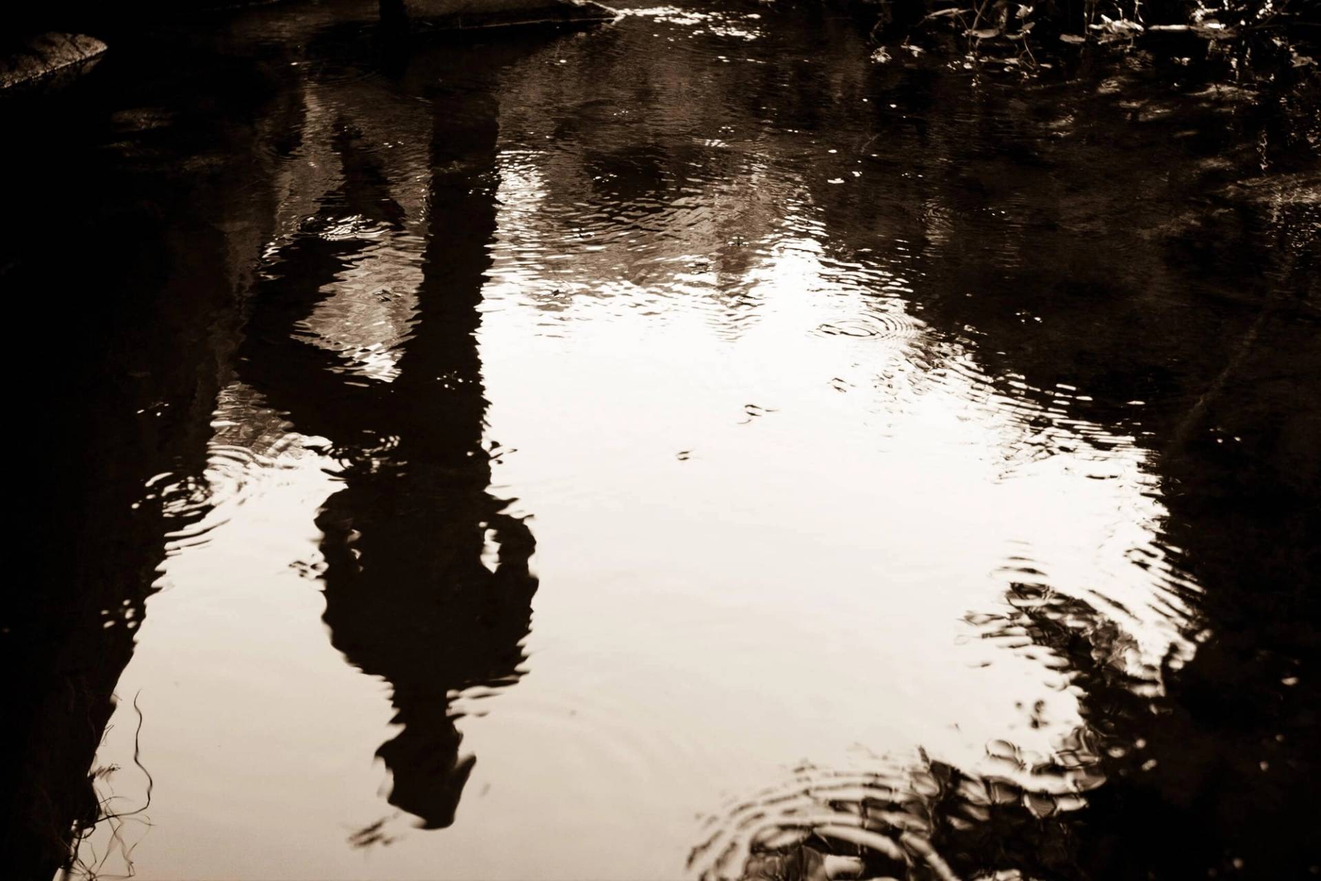 Reflet d’une silhouette dans une flaque.