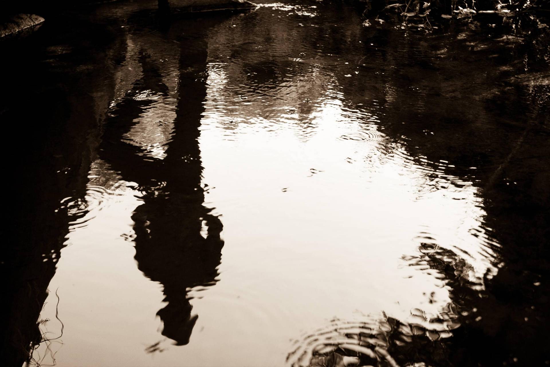 Reflet d’une silhouette dans une flaque.