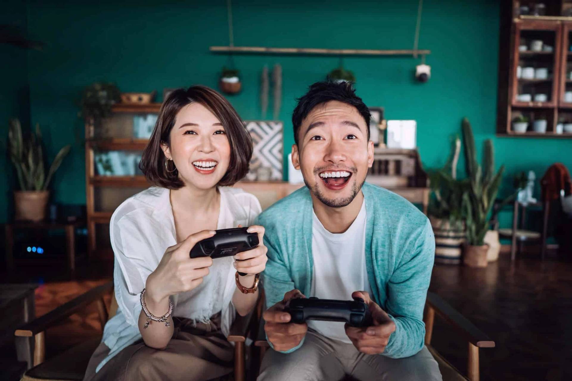 Deux personnes jouant ensemble à un jeu vidéo.