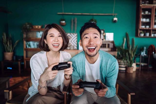 Deux personnes jouant ensemble à un jeu vidéo.