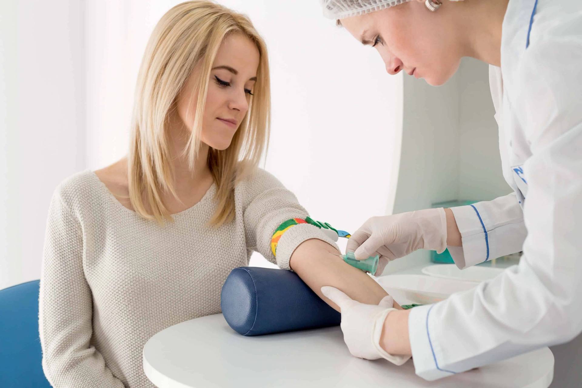 Médecin effectuant une prise de sang pour analyser le taux d'urée élevée chez un patient