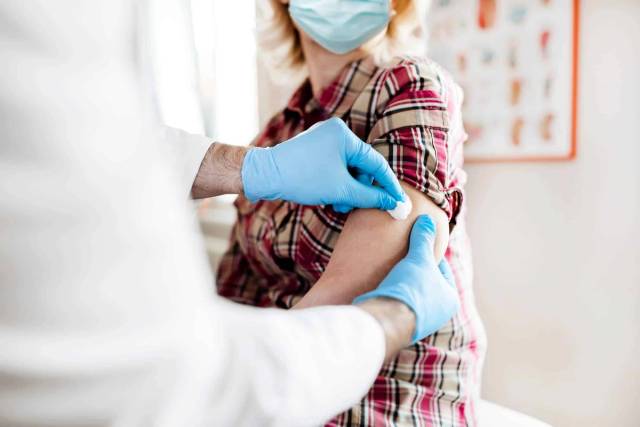 Injection dans le bras d’une personne.