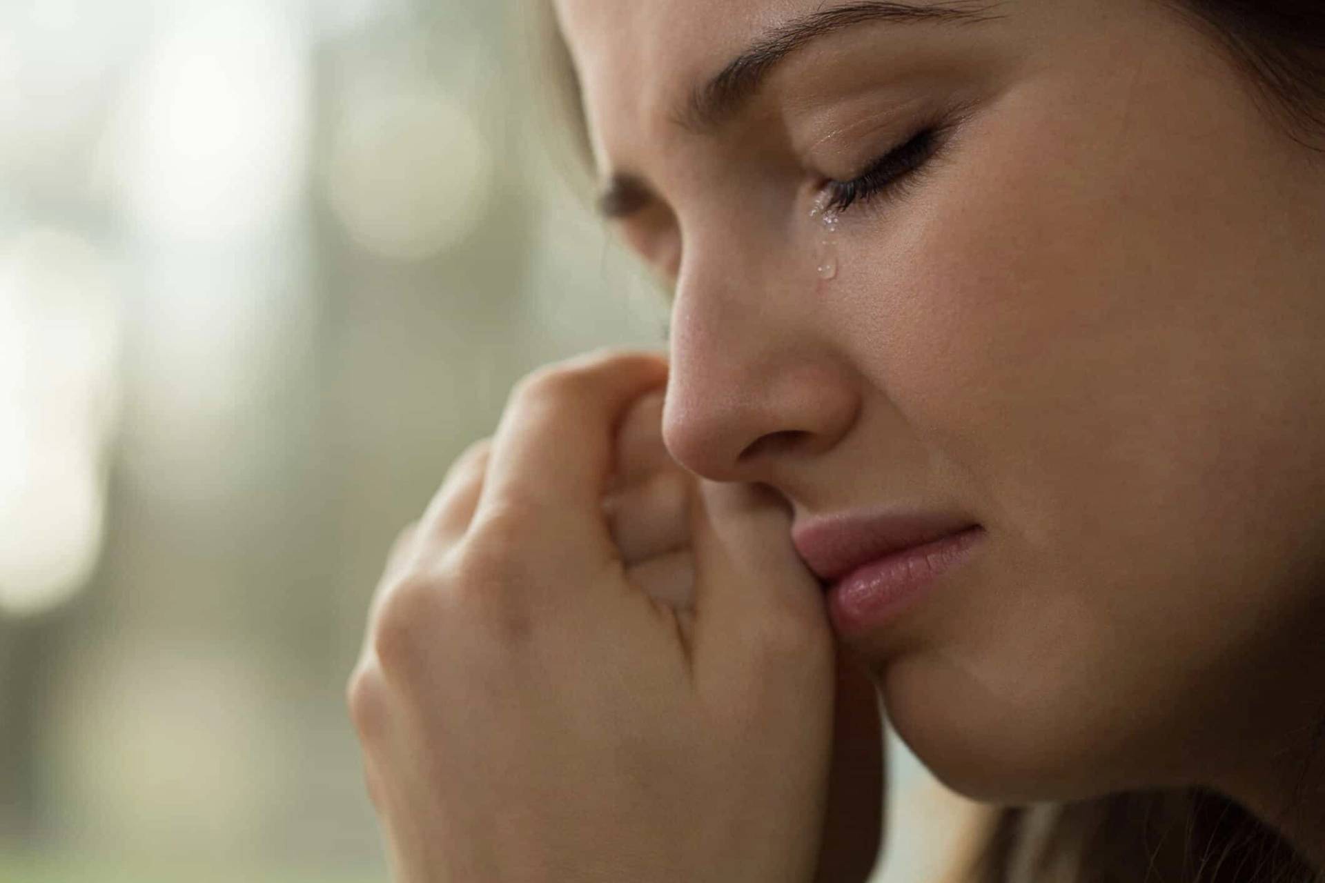 Femme qui pleure car elle est triste