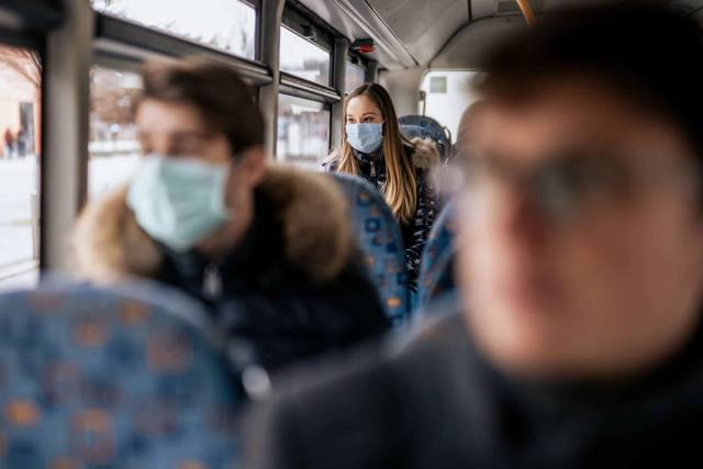 Passagers masqués dans un bus.