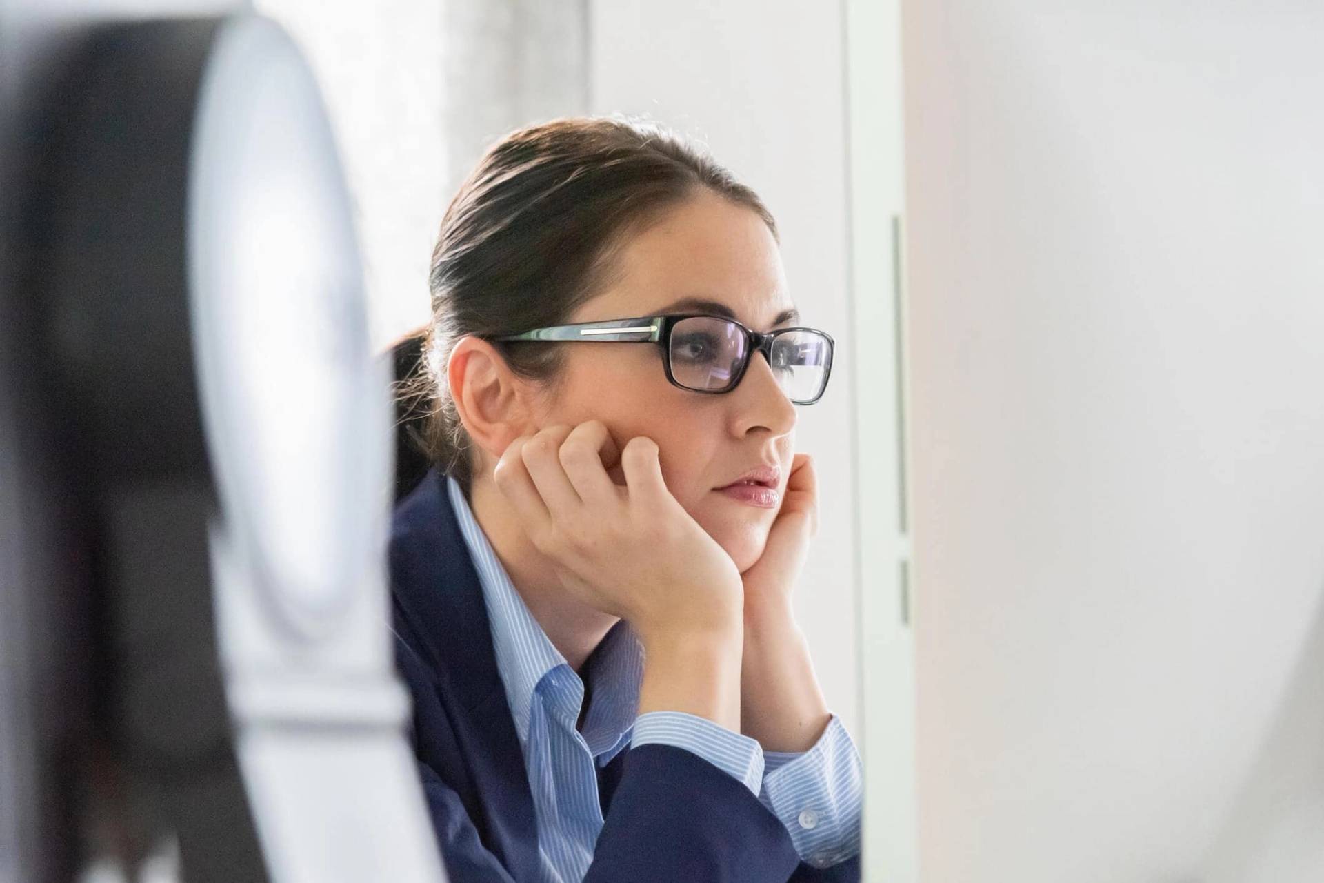 Femme fatiguée à son bureau illustrant les symptômes du bore-out professionnel
