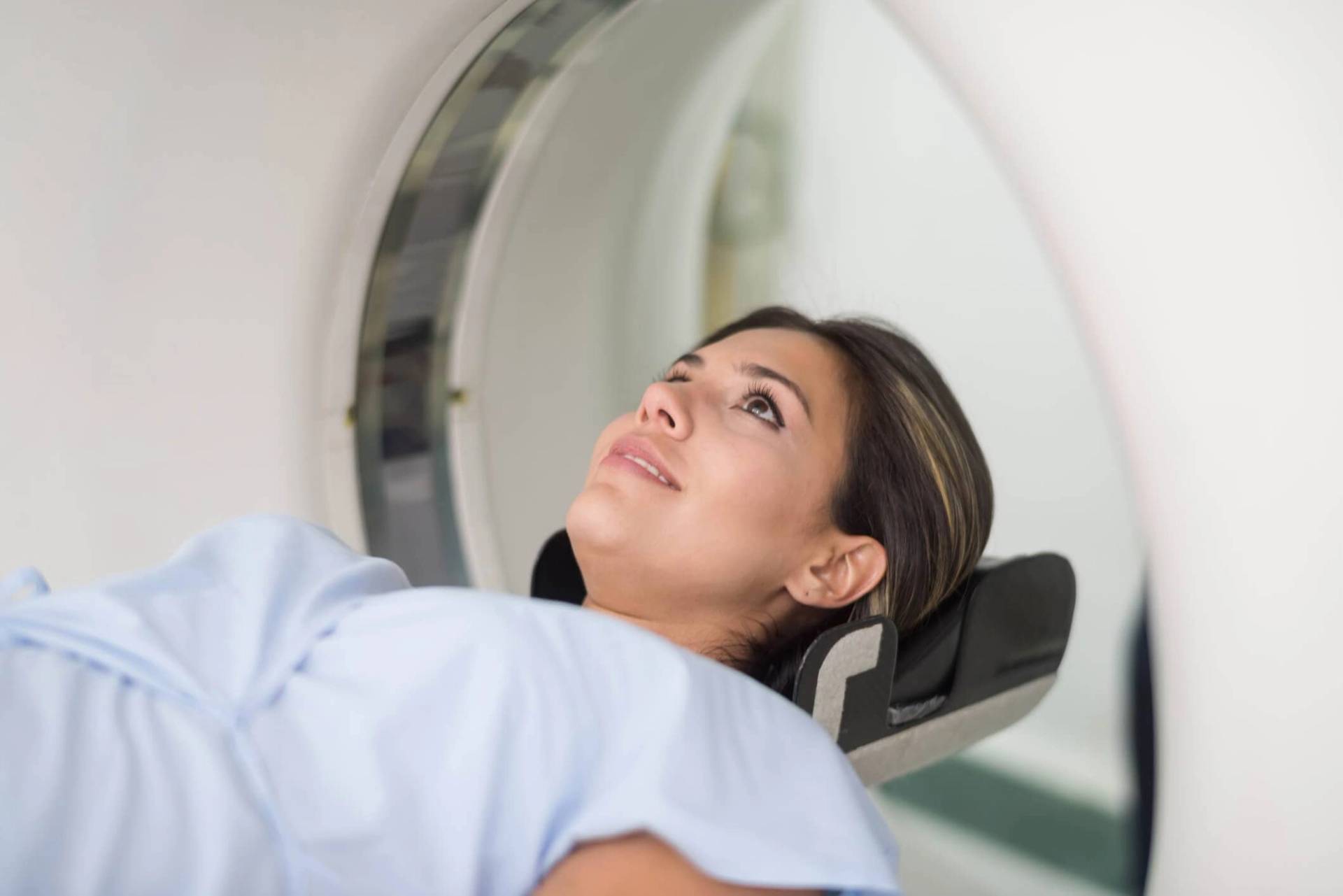 Patient allongé dans un appareil d’imagerie.