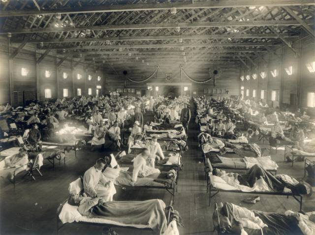 Rangées de lits dans l’hôpital d’urgence de Camp Funston, au Kansas, pendant l’épidémie de grippe, vers 1918.