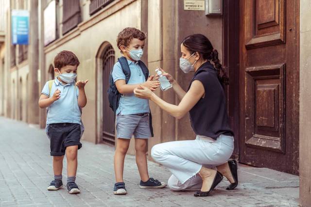 Consultation médicale pour sinusite allergique : médecin examinant les sinus d'une patiente