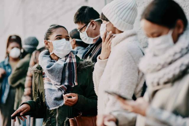 Personnes masquées regroupées dans une file.
