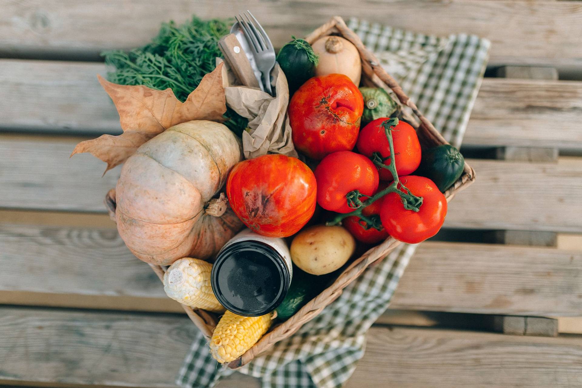 Panier de légumes frais posé sur une table en bois.