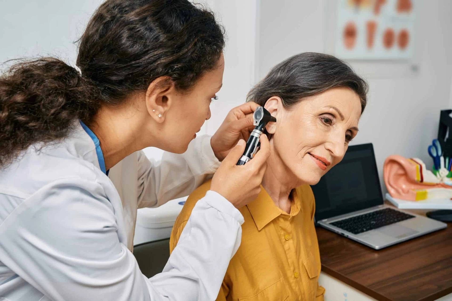 Examen de l’oreille avec un otoscope.