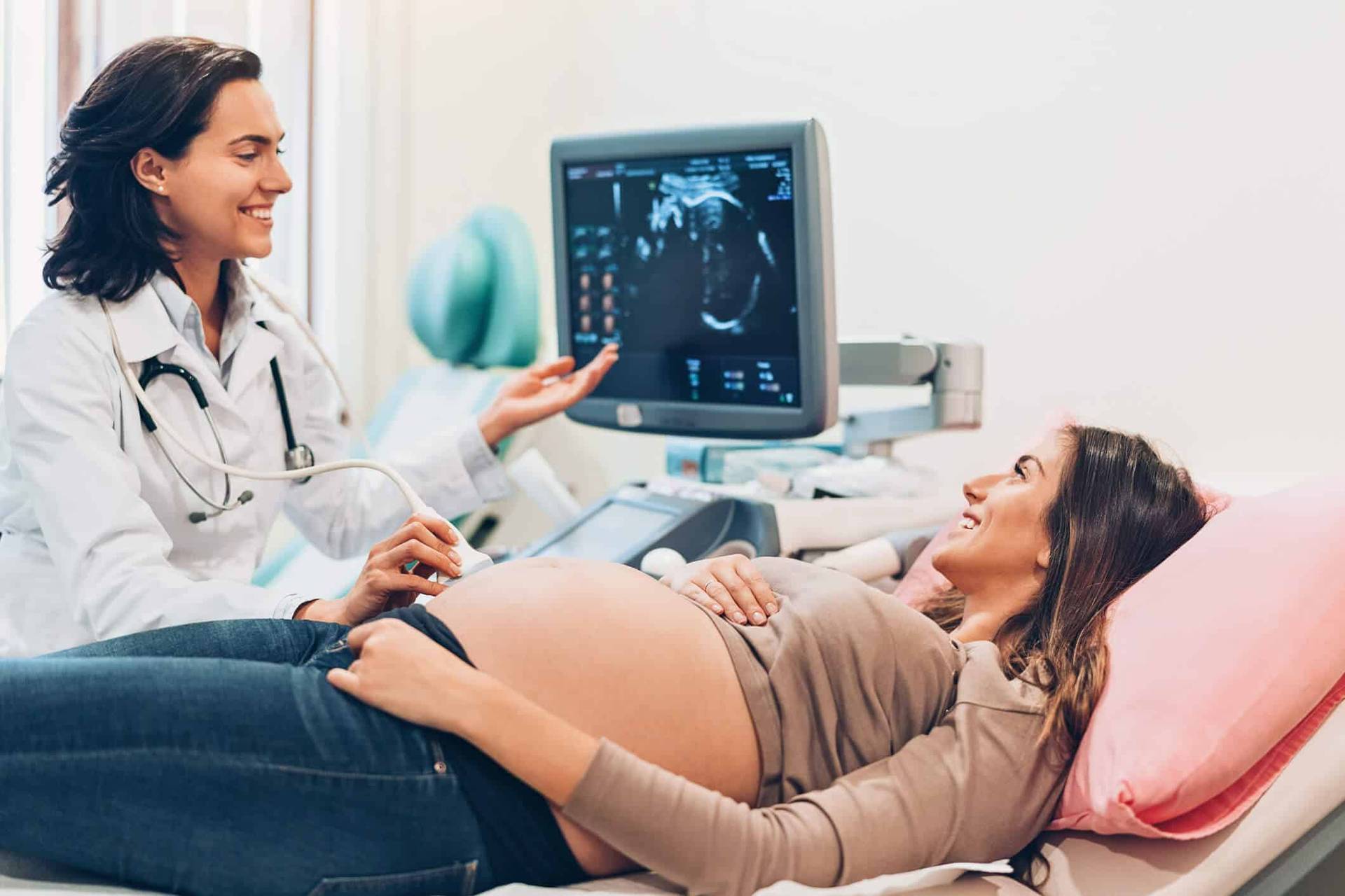 Échographie morphologique : médecin réalisant un examen échographique sur une femme enceinte