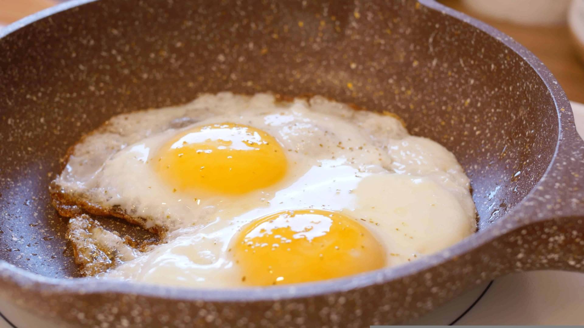 Deux œufs cuisant dans une poêle.