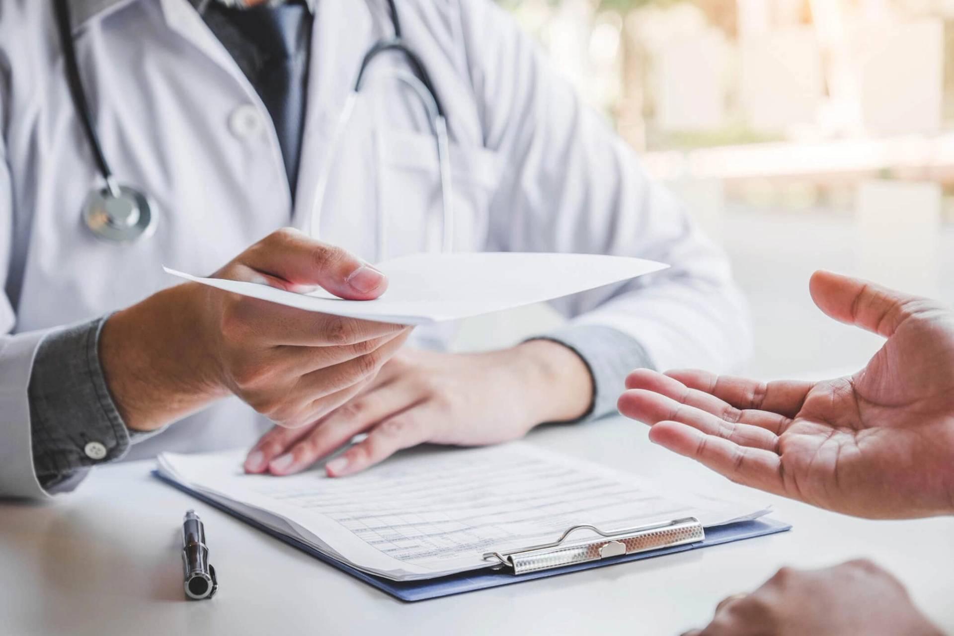 Médecin remettant une ordonnance médicale à un patient lors d'une consultation