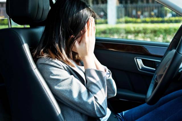 Femme anxieuse au volant illustrant l'amaxophobie, peur de conduire
