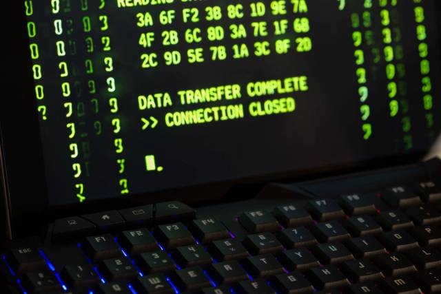 Message de fin de transfert de données affiché sur un écran d'ordinateur avec un clavier en dessous