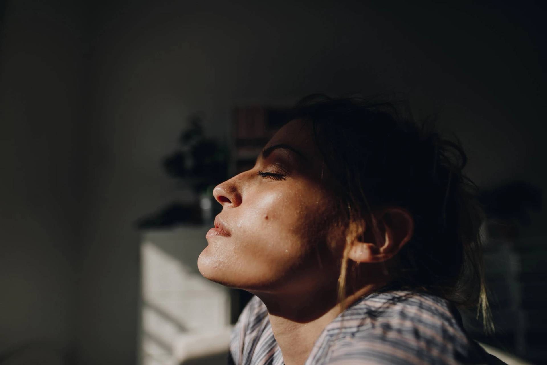 Visage d’une femme exposé à un rayon de soleil.
