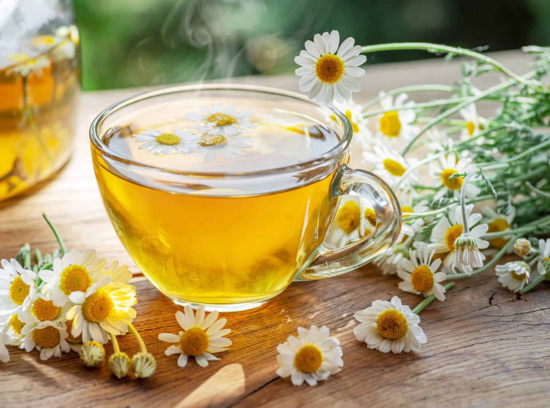 Tasse de tisane et fleurs de camomille.