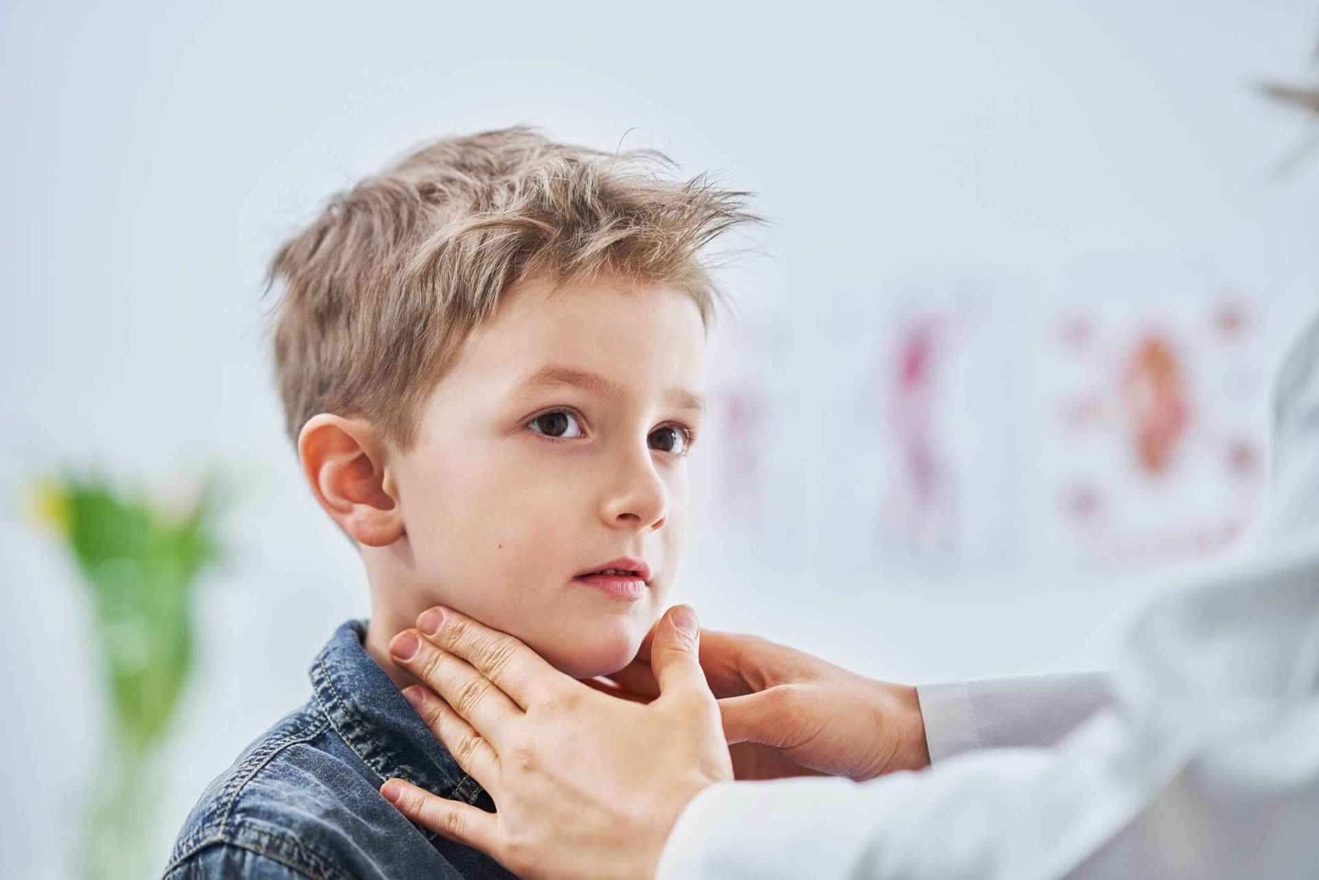 Médecin examinant un patient atteint d'oreillons avec gonflement des glandes salivaires