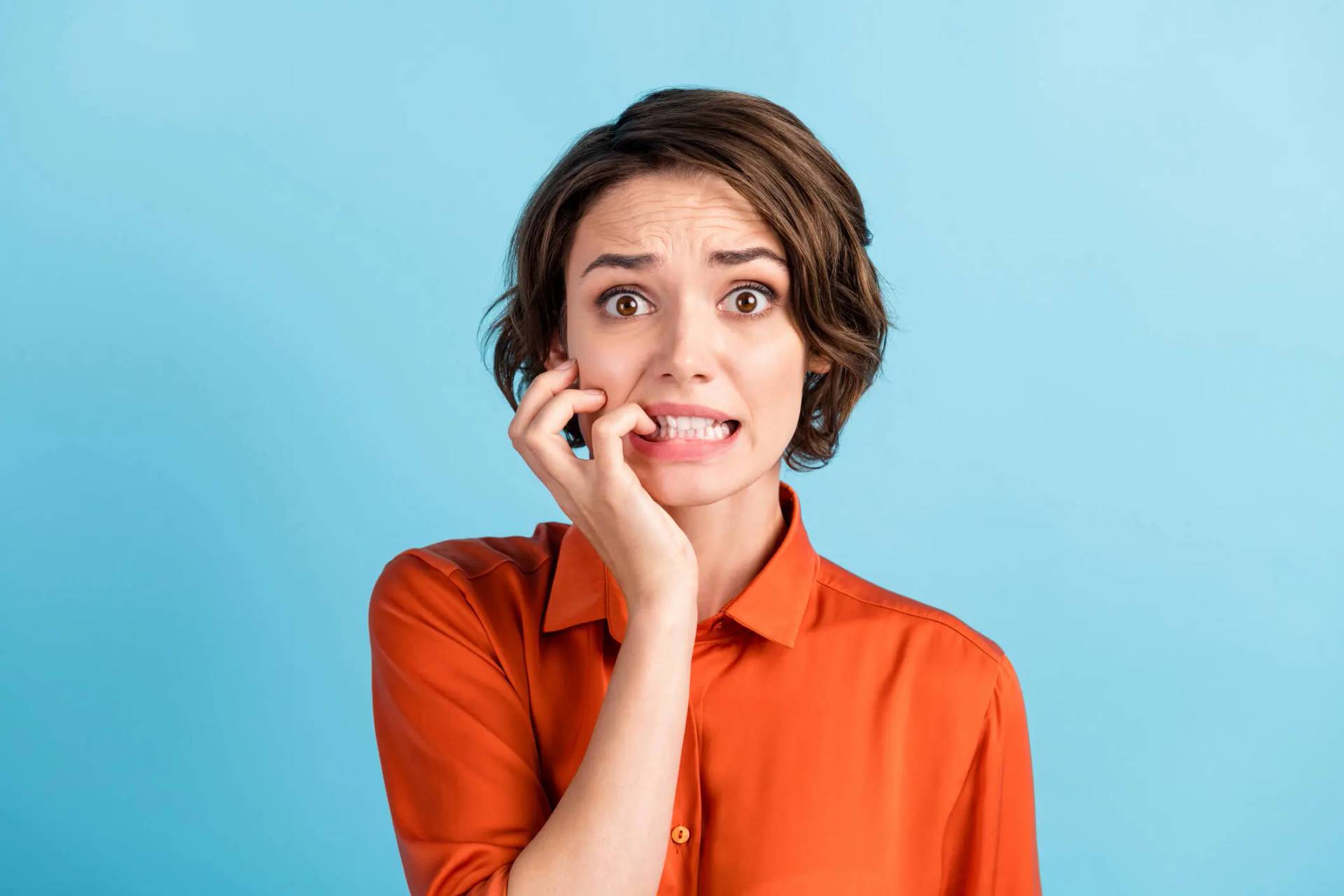 Femme inquiète qui se ronge les ongles