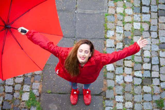 Femme en consultation médicale discutant de ses règles et menstruations avec un professionnel de santé