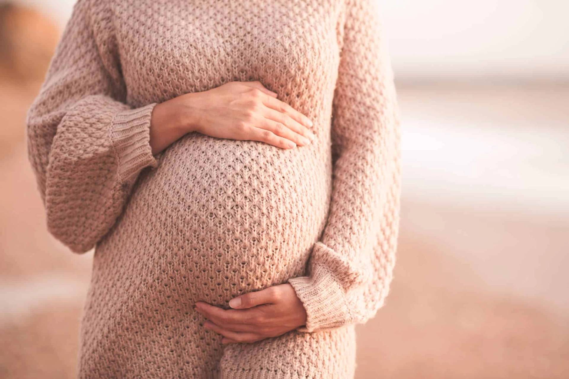 Gros plan sur le ventre d’une femme enceinte.