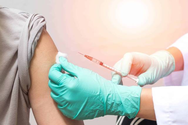 Professionnel de santé effectuant une injection du vaccin contre le tétanos au bras d'un patient