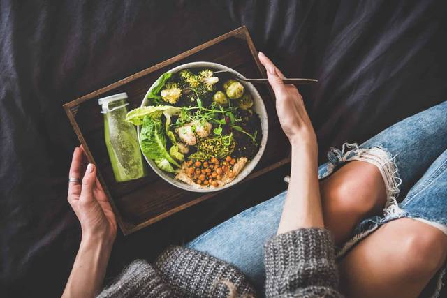 Aliments riches en fibres pour traiter la constipation : fruits, légumes et céréales complètes