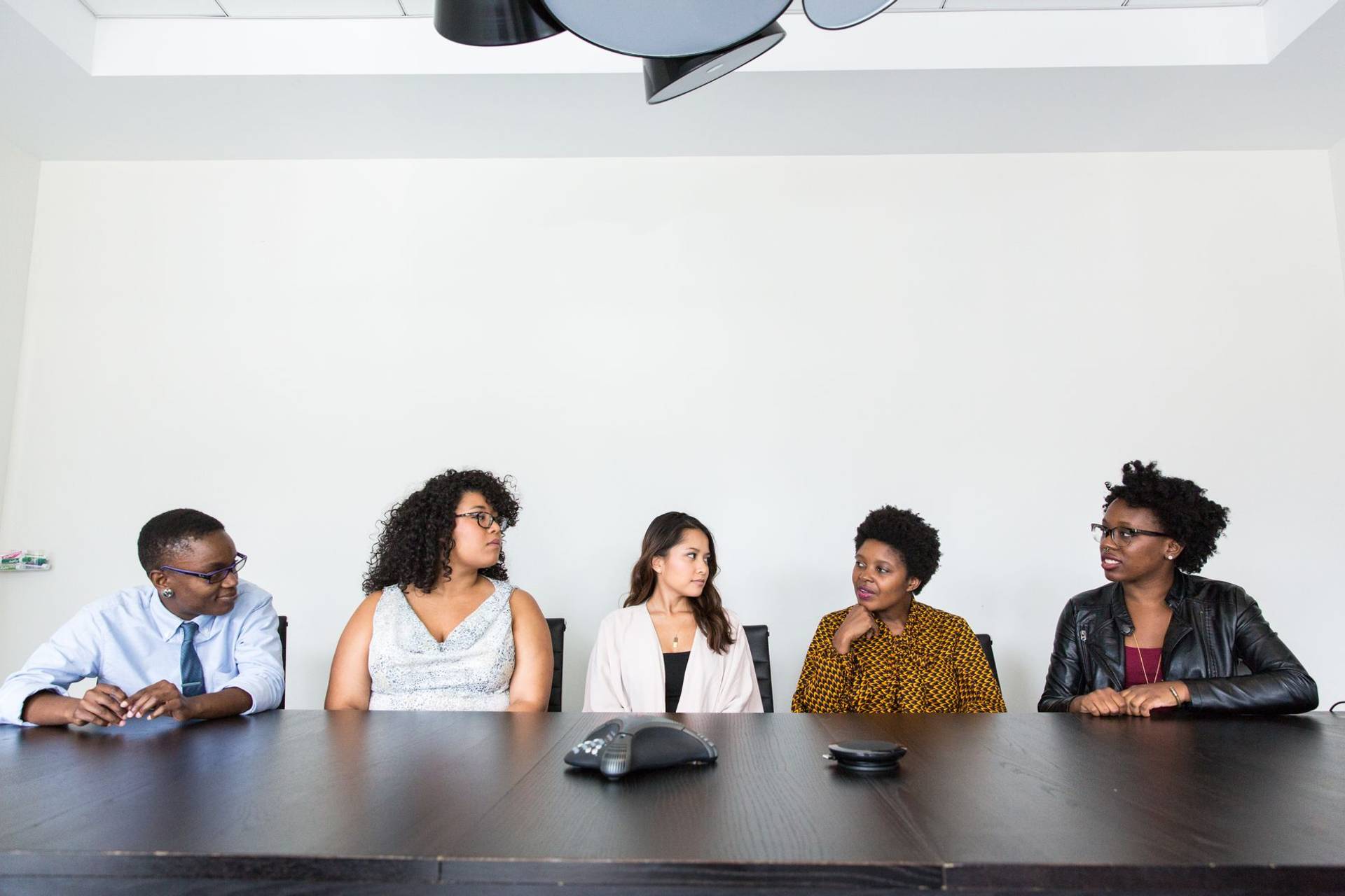 Groupe réuni autour d’une table de conférence.