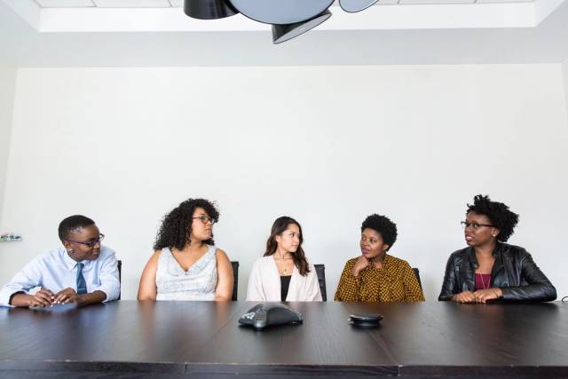 Un groupe diversifié de professionnels en réunion dans un bureau moderne. Travail d'équipe et collaboration