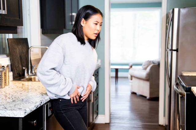 Femme consultant un médecin pour des conseils d'alimentation en cas d'intestin irritable