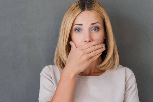 Dermatologue effectuant un examen dermatologique lors d'une téléconsultation médicale en ligne