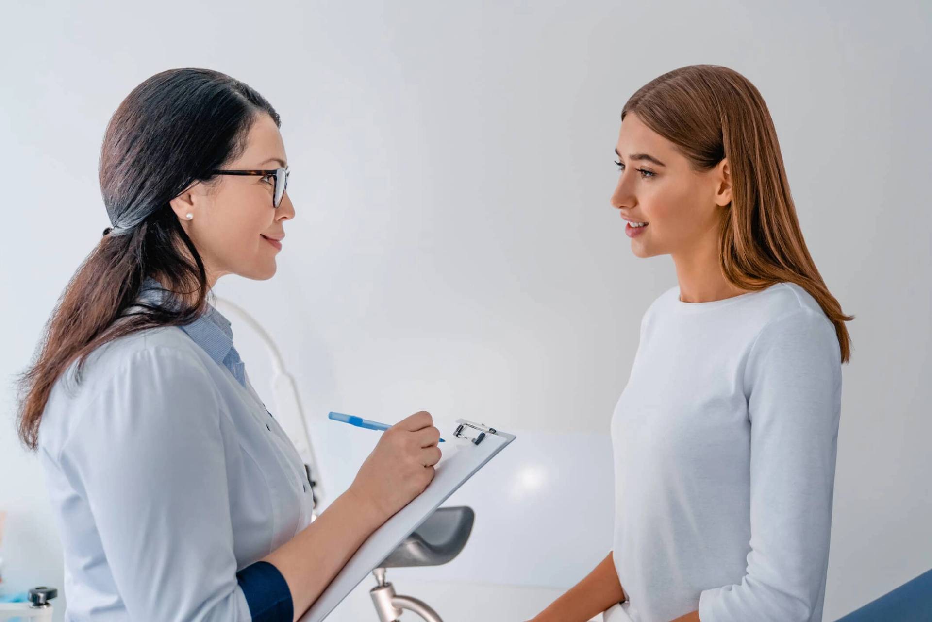 Consultation médicale pour une IVG médicamenteuse entre une patiente et son médecin