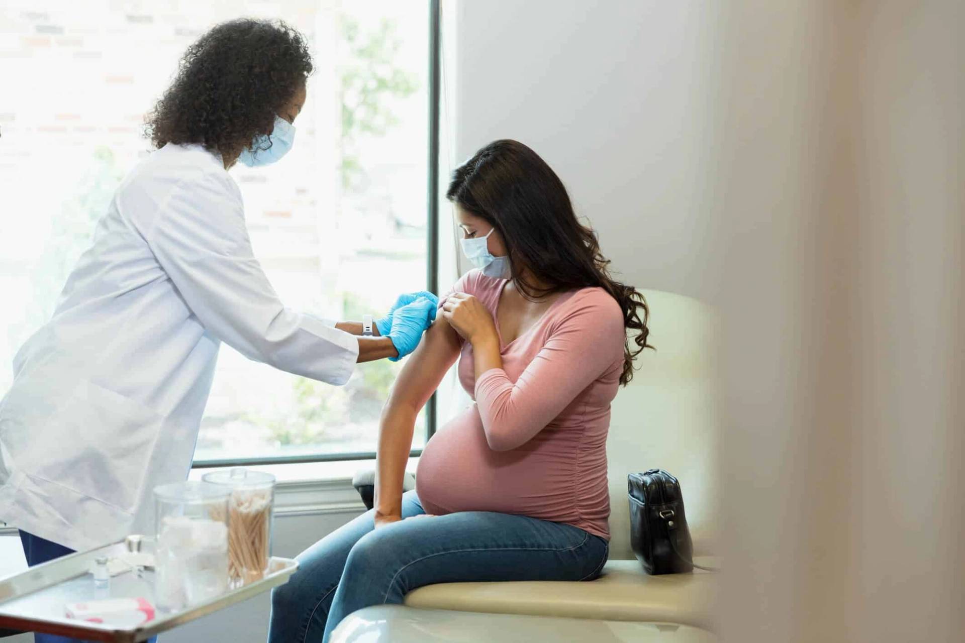 Femme enceinte en consultation médicale avec son médecin pour un suivi de grossesse