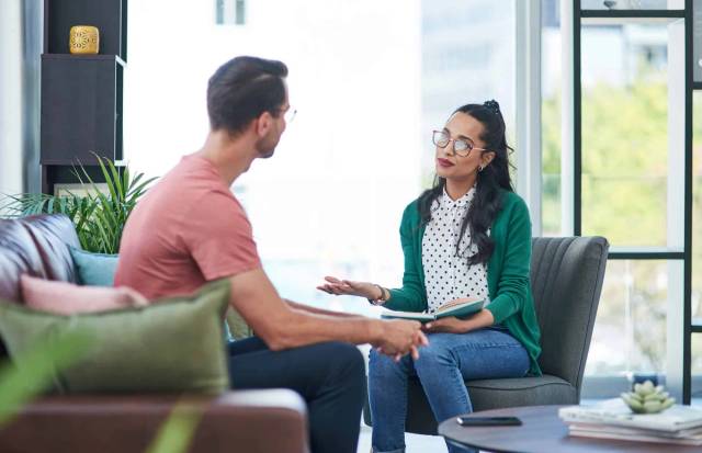 Psychothérapeute en consultation avec un patient pour une thérapie des schémas