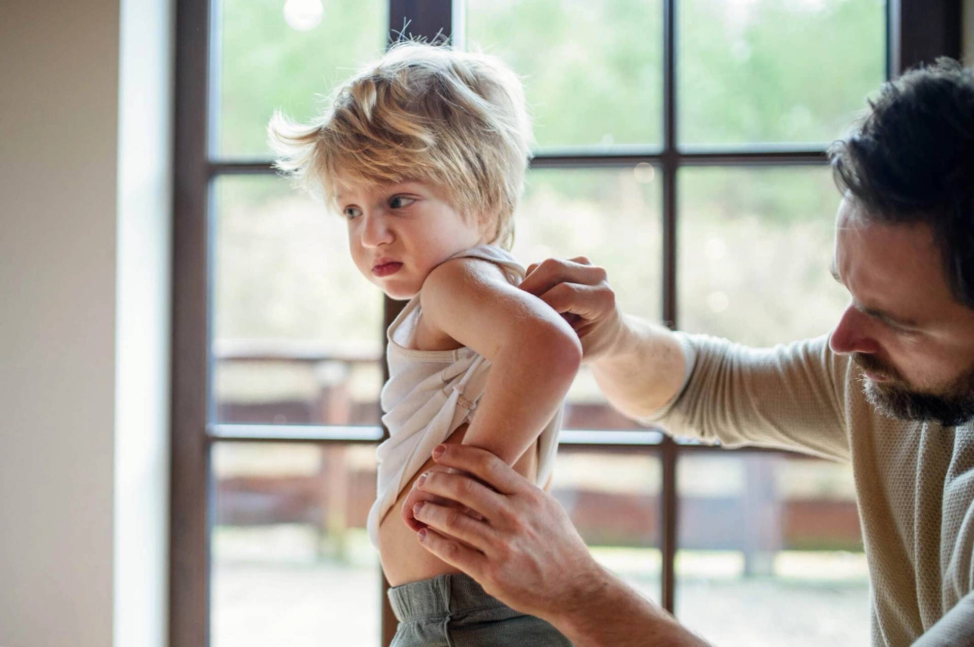 Examen médical d'une éruption cutanée chez un enfant par un professionnel de santé
