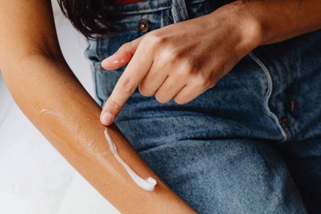 Application de crème sur un avant-bras.