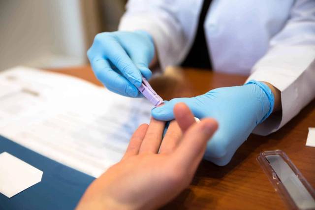Professionnel de santé effectuant un dépistage de l'hépatite B lors d'une consultation médicale
