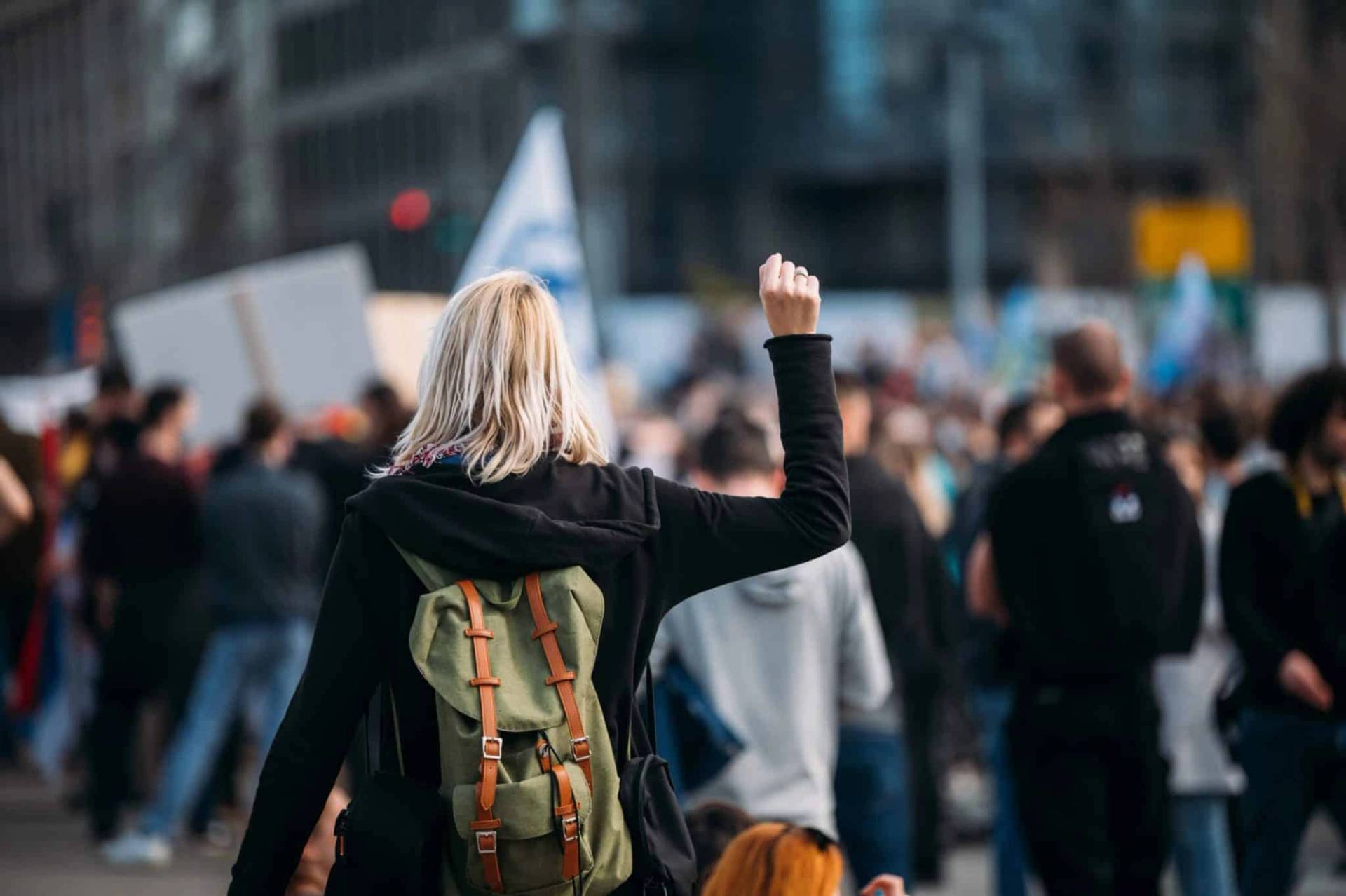 Personne levant le poing lors d’une manifestation.