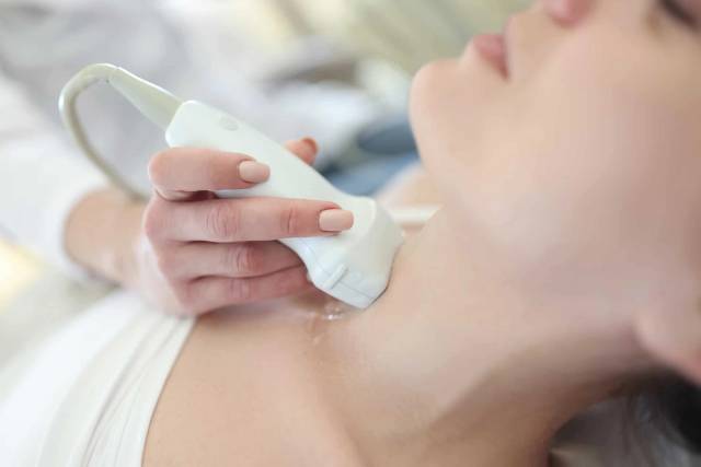 Médecin effectuant une échographie doppler sur un patient lors d'une consultation médicale