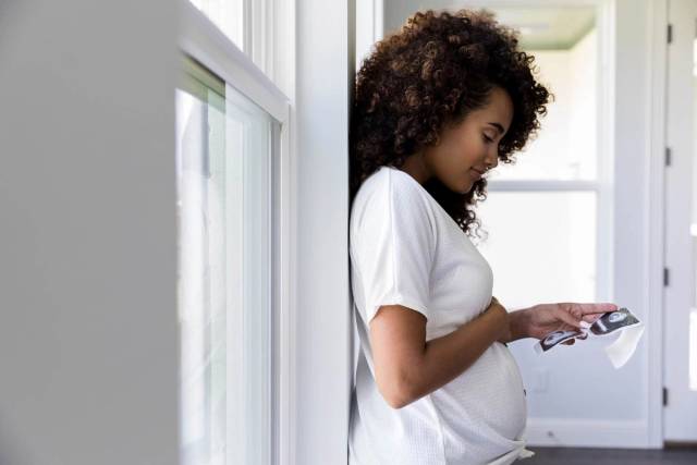 Une femme enceinte regarde une image d'échographie.