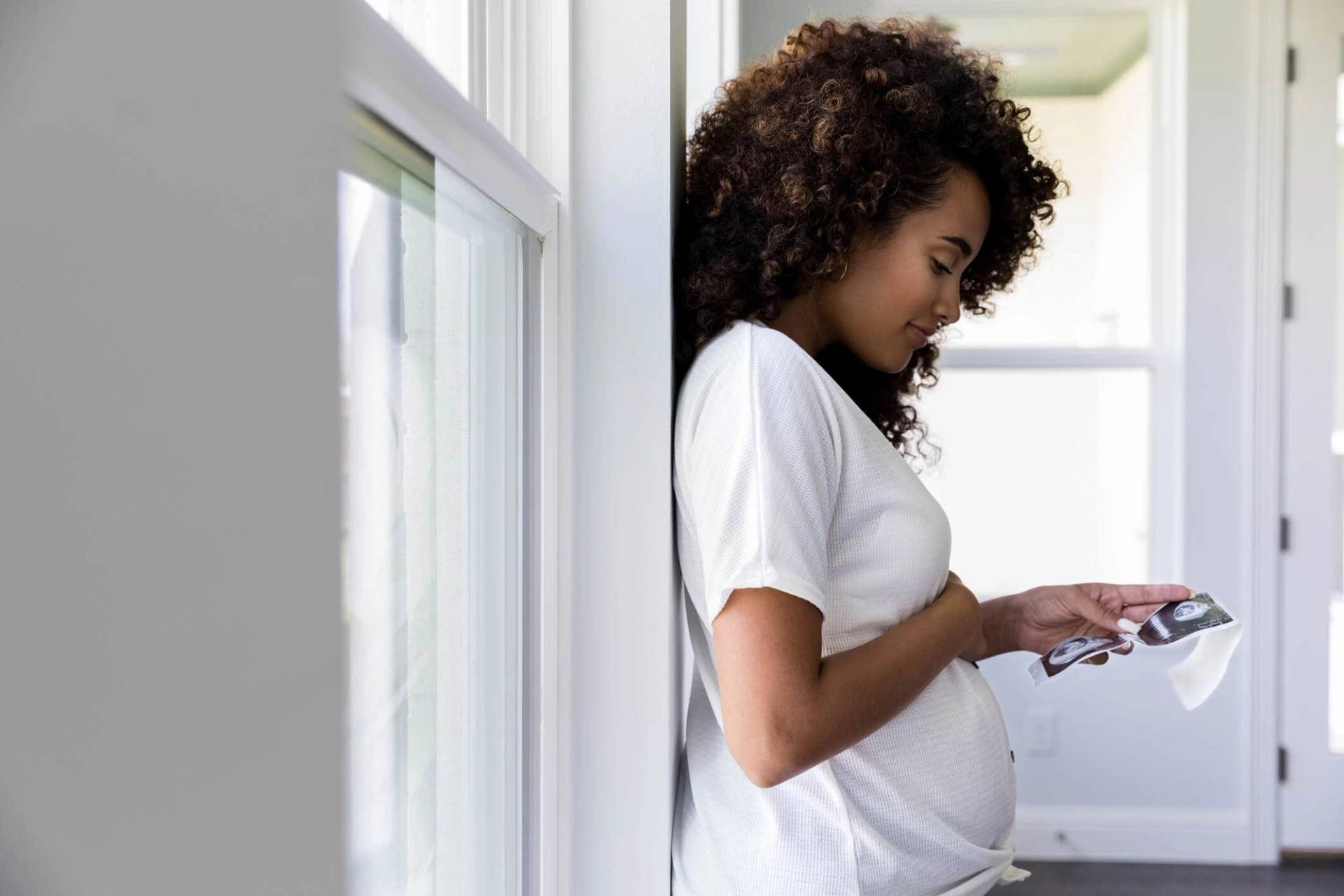 Femme enceinte à 12 semaines de grossesse lors d'une consultation médicale avec son médecin