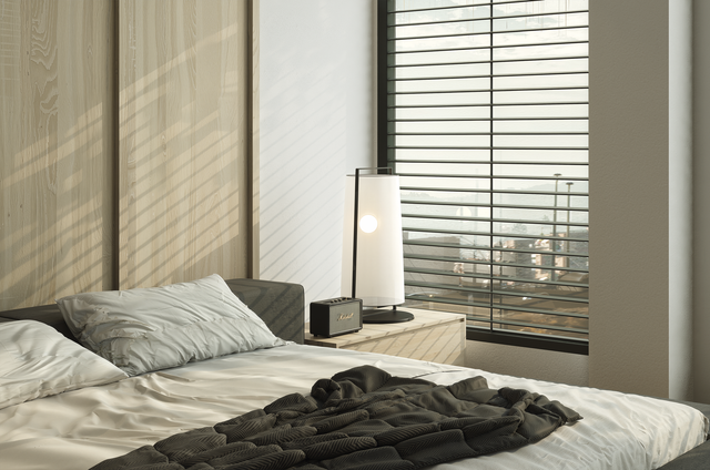 Intérieur de chambre moderne avec éclairage doux et vue sur la fenêtre, agrémenté de touches de bois et d'un