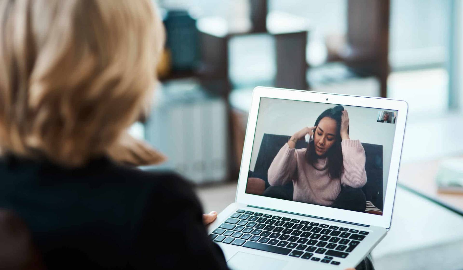 Consultation de psychothérapie entre un patient et un psychothérapeute en cabinet médical