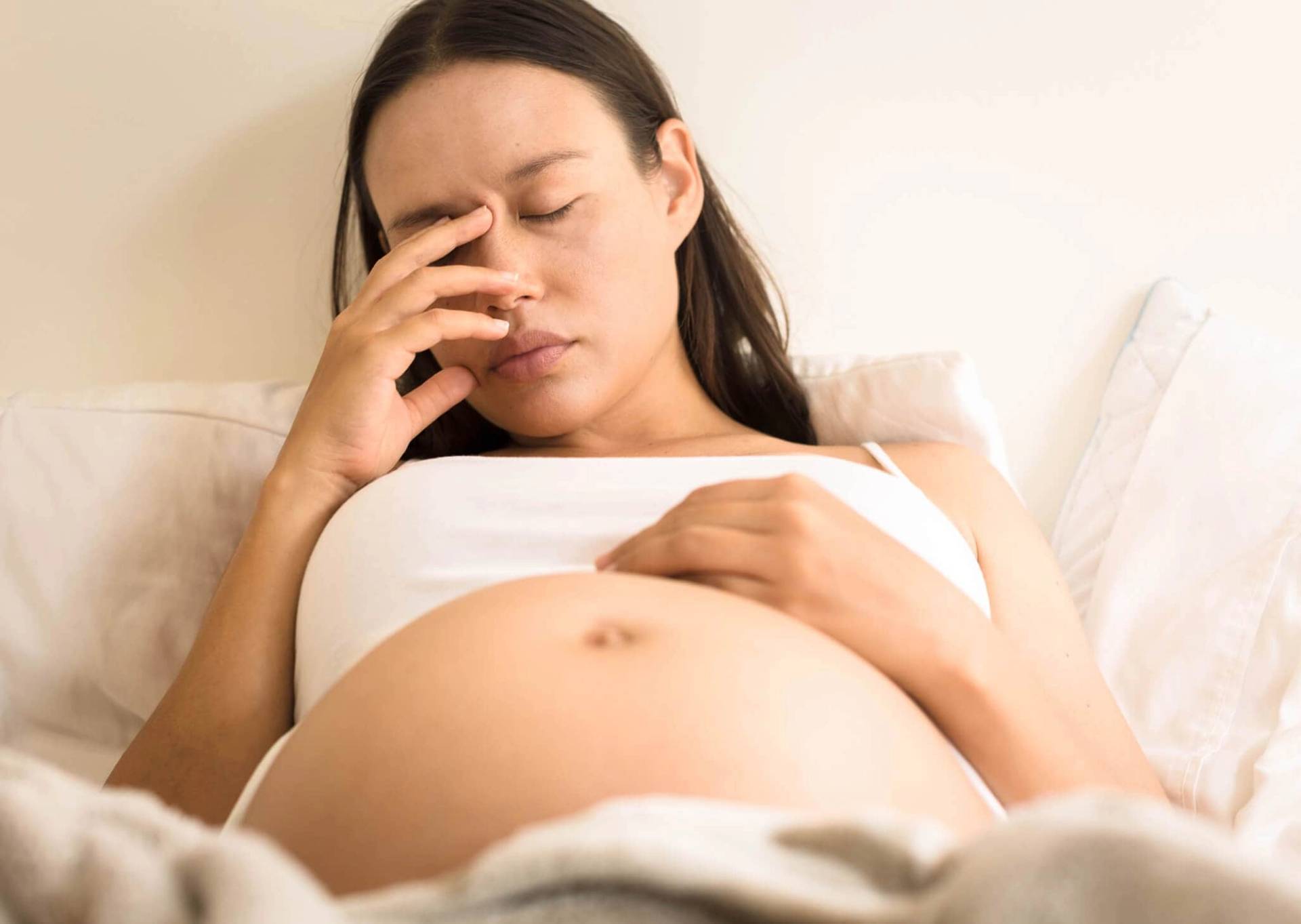 Femme enceinte en consultation médicale discutant du stress pendant la grossesse avec son médecin
